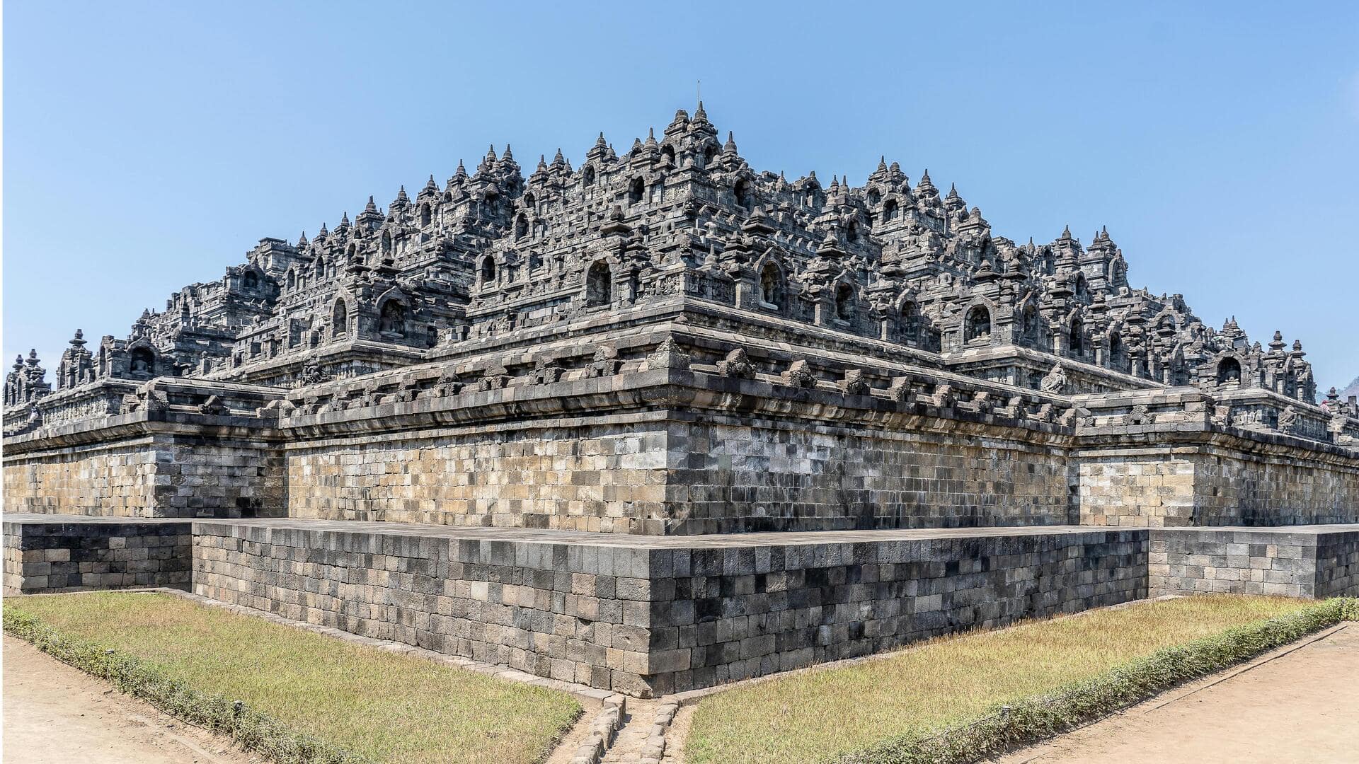 Menikmati Matahari Terbit di Borobudur: Lima Hal yang Perlu Diketahui Menikmati Matahari Terbit di Borobudur: Lima Hal yang Perlu Diketahui