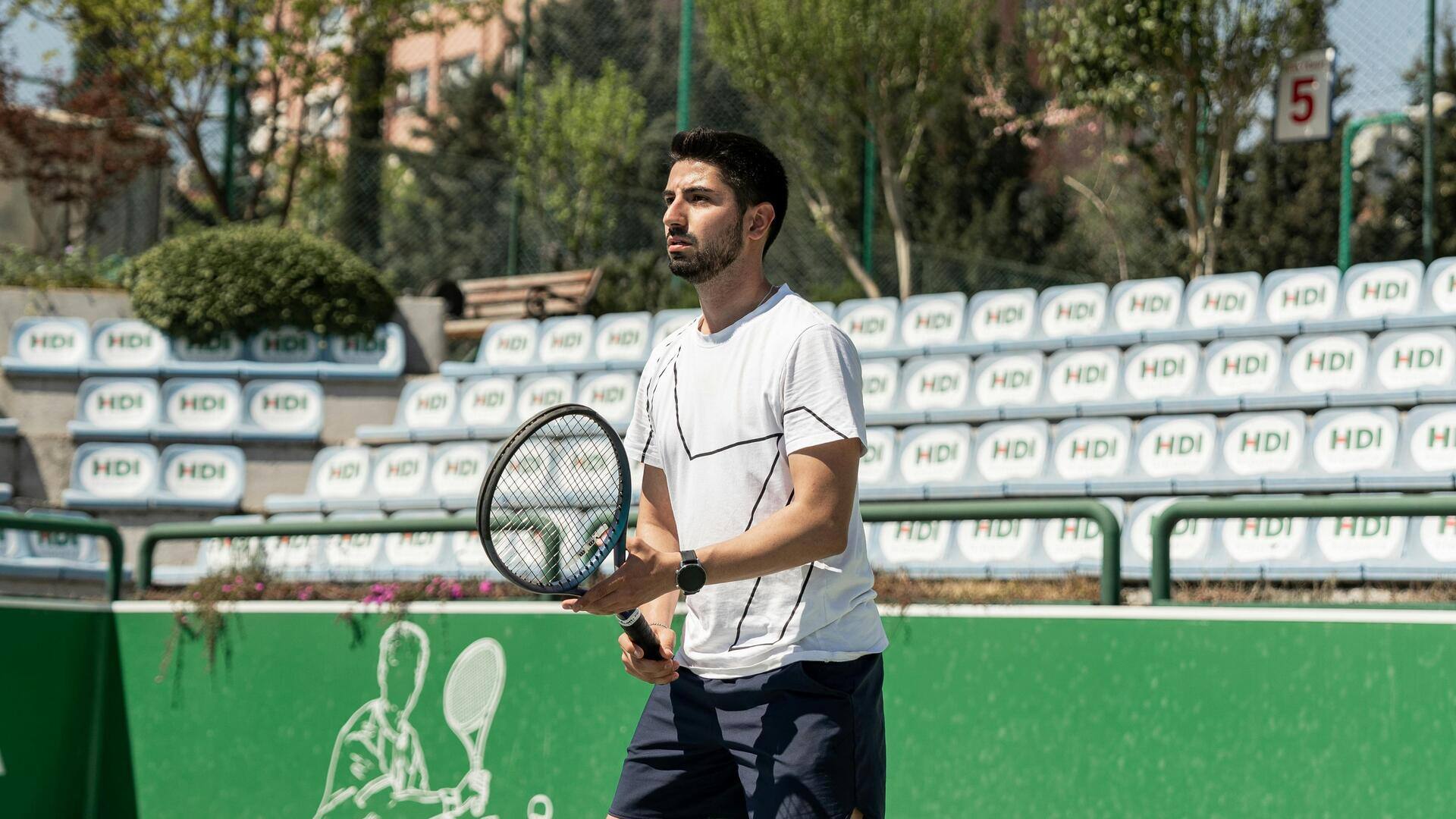 Mengapa pemain tenis berganti sisi setelah setiap game ganjil?