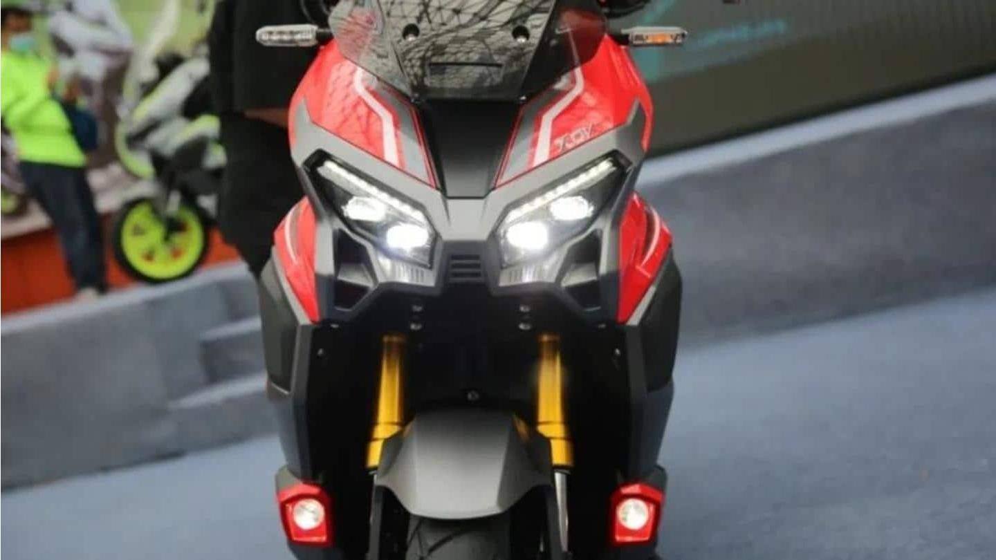 Skuter ini memiliki kaca depan dan box samping Skuter ini memiliki kaca depan dan box samping