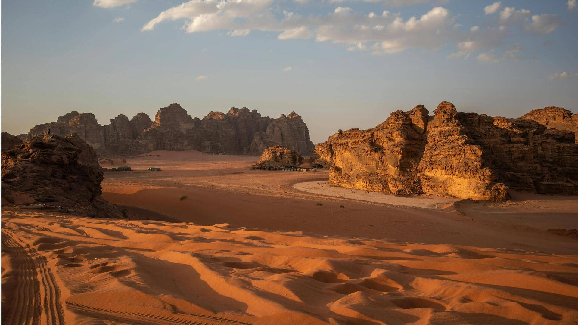 Menjelajahi Formasi Batu Pasir di Wadi Rum, Yordania