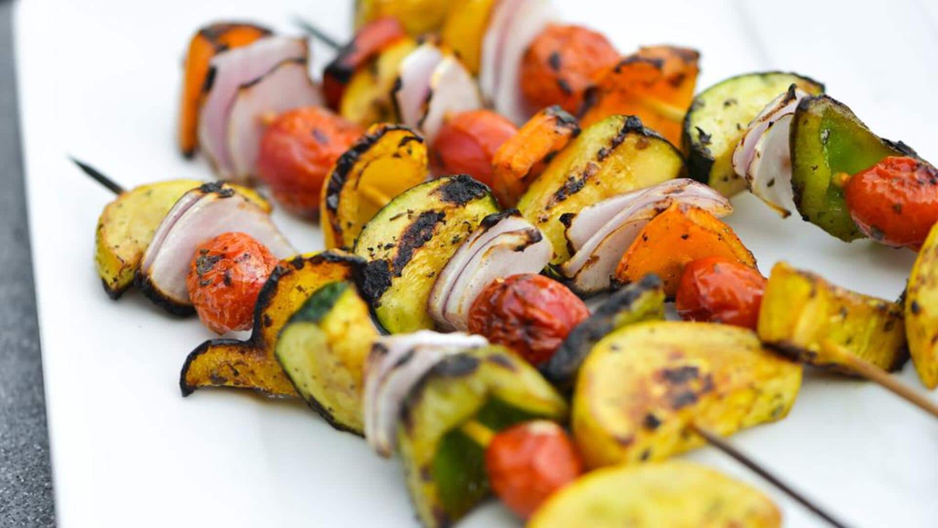 Menikmati Aroma Smokey dari Sate Sayuran yang Dibakar dengan Arang