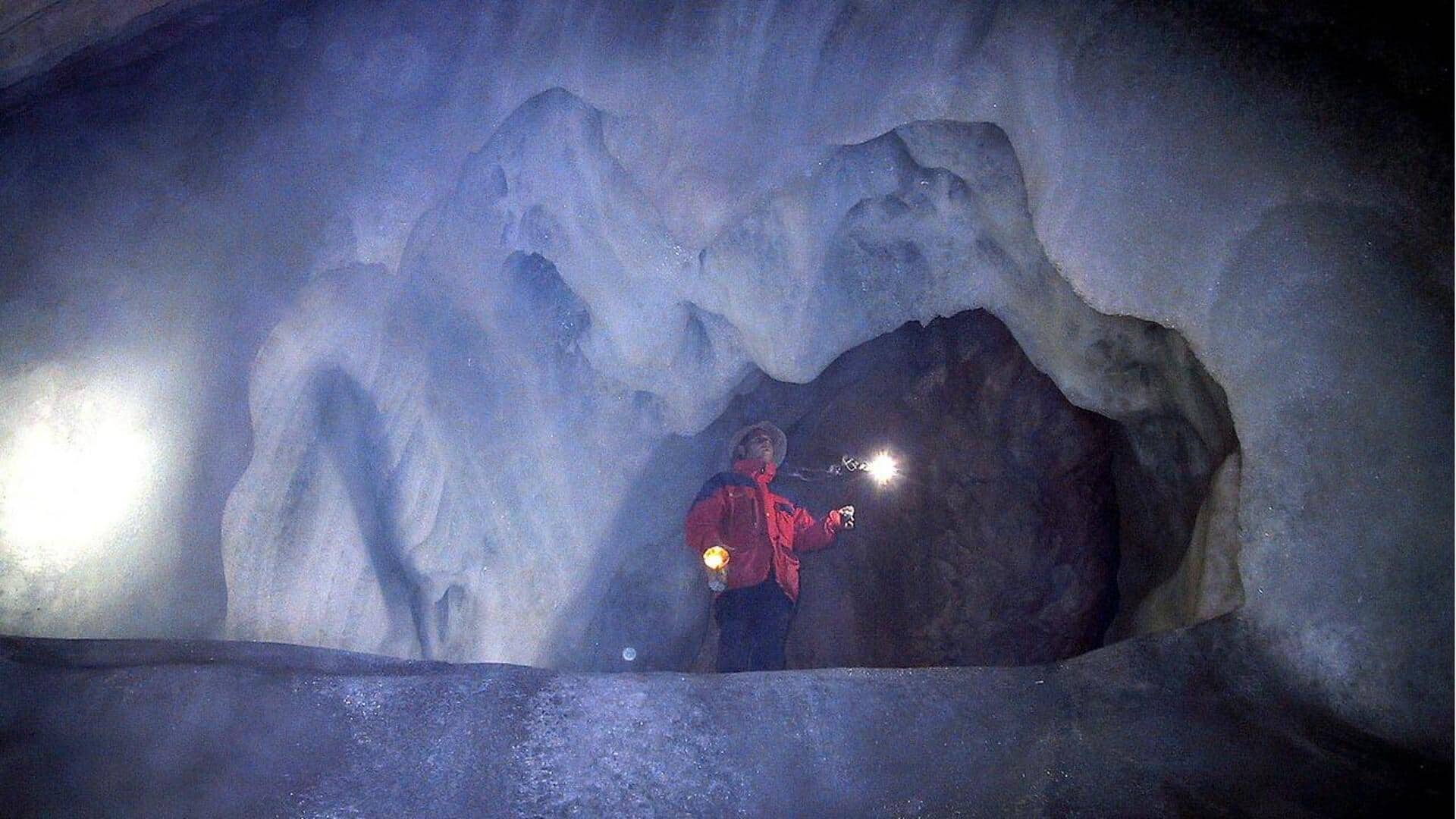 Menjajal Gua-Gua Es Austria di Musim Dingin