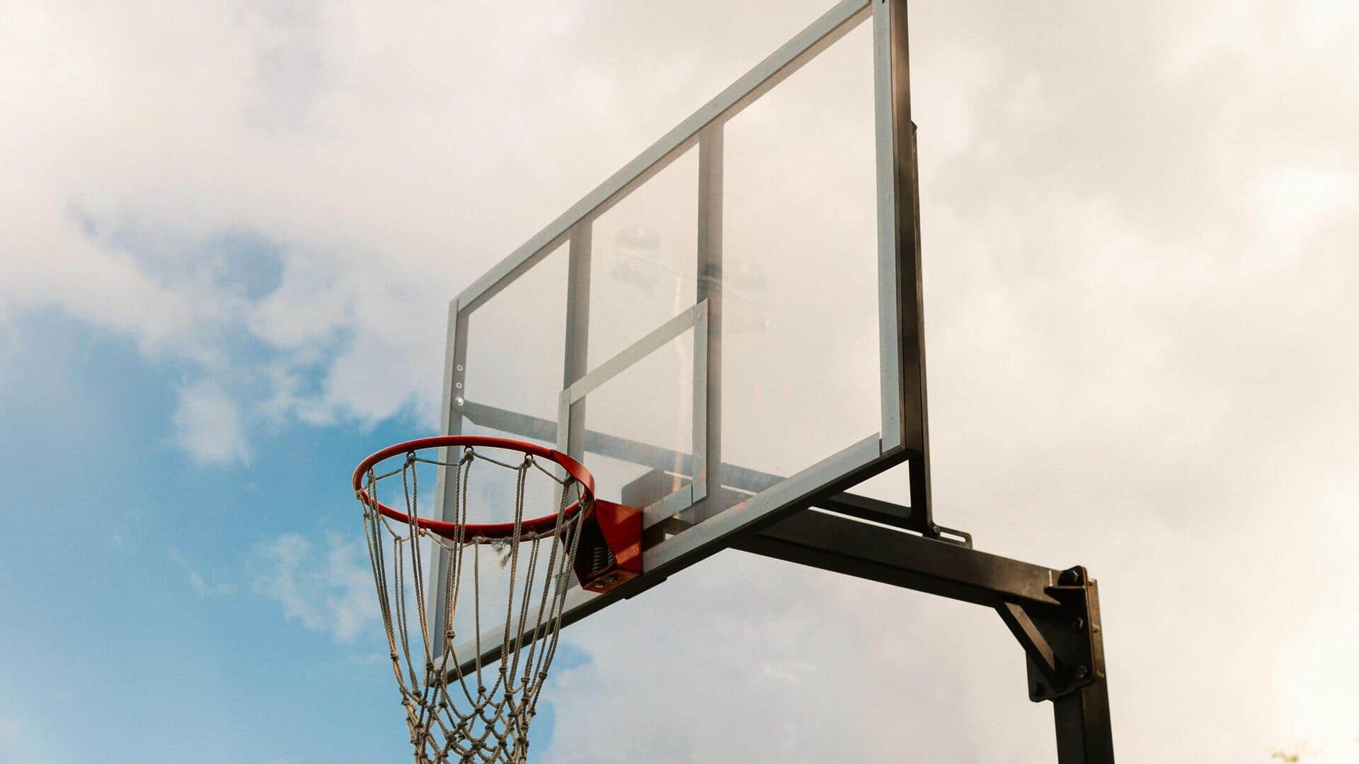 Sejarah di balik penemuan papan belakang bola basket