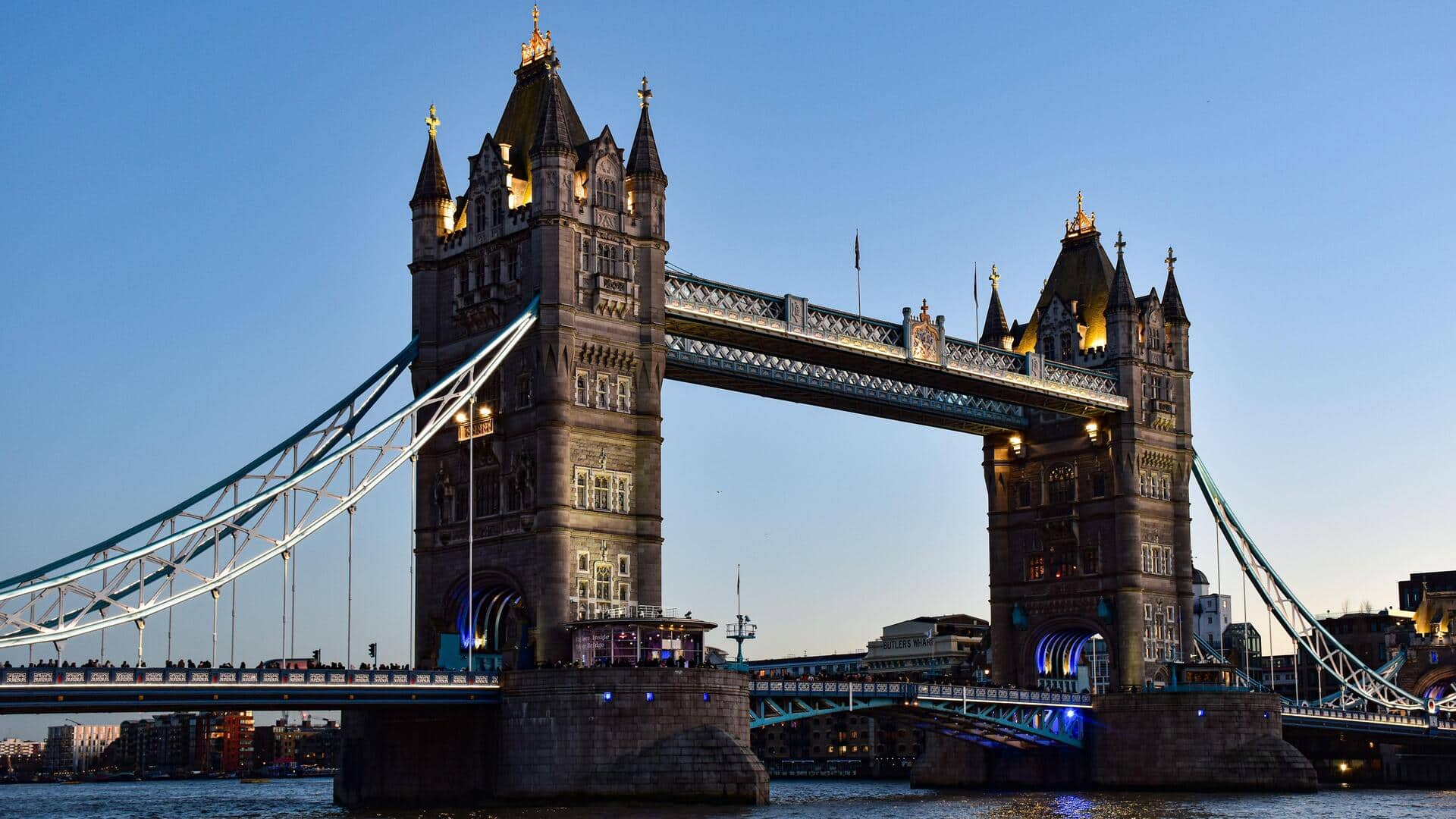 Menjelajahi Jembatan Ikonik London dengan Berjalan Kaki