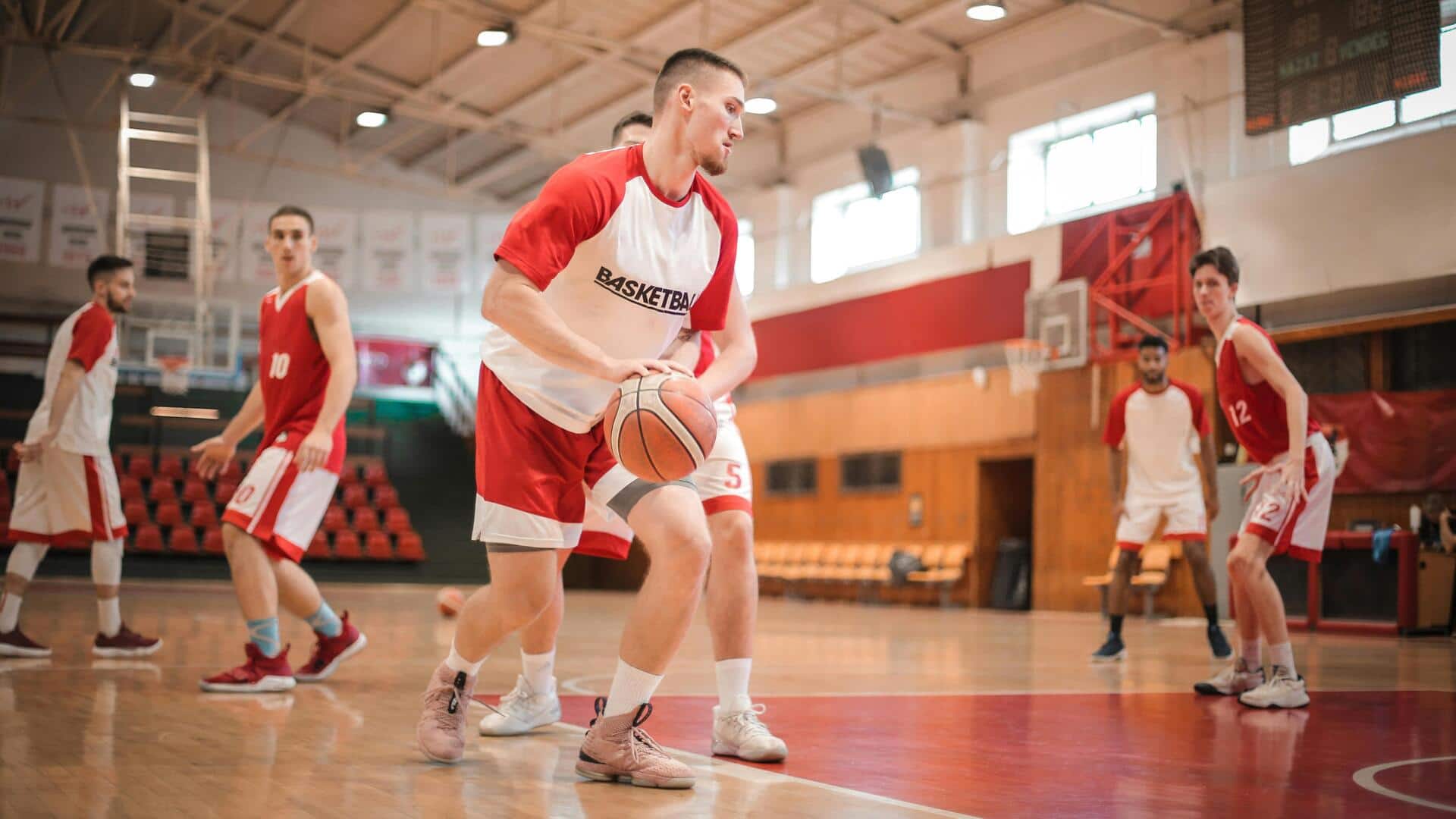 Mengapa tim basket bergantian menguasai bola? Alasan sebenarnya