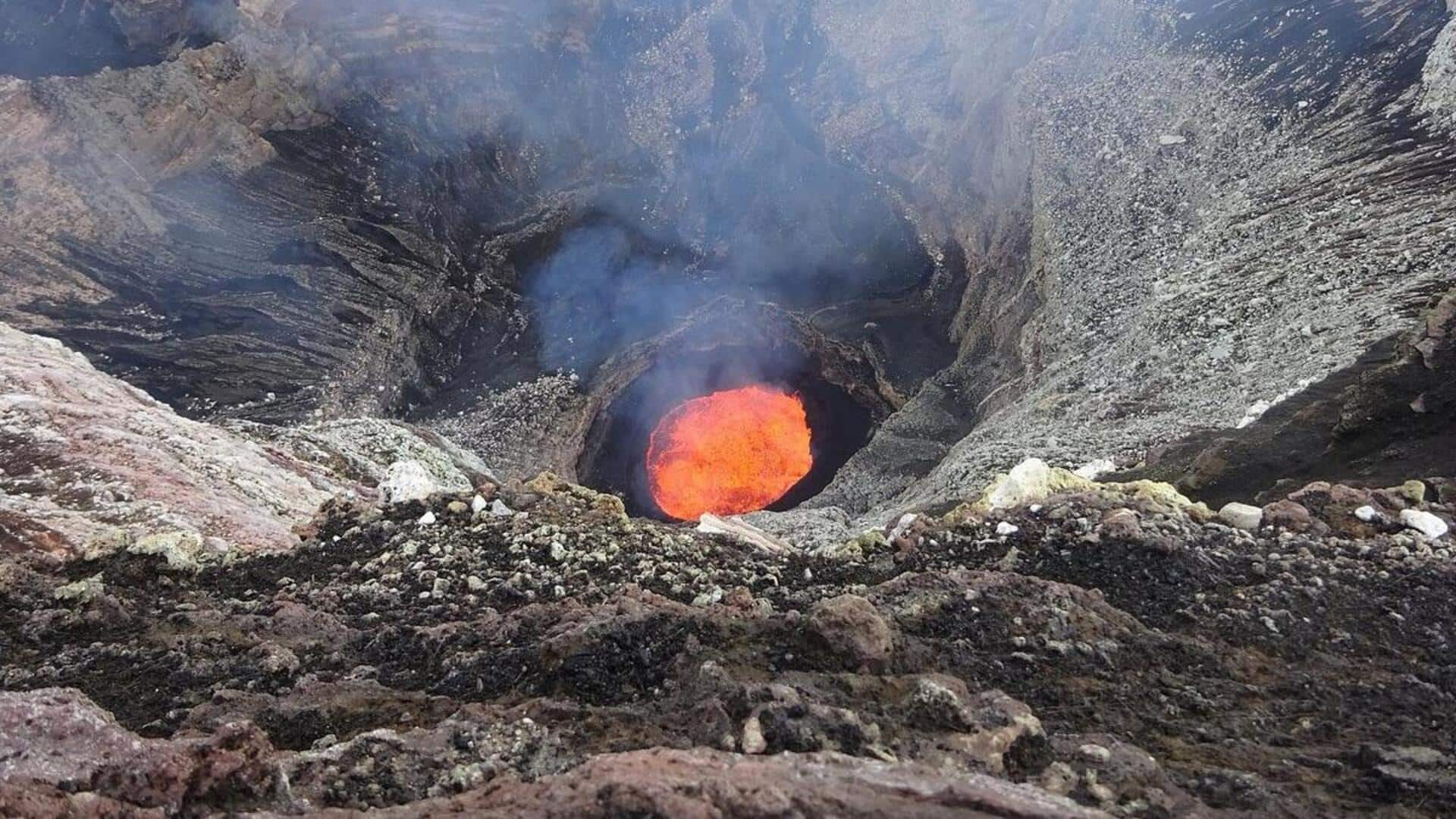 Mendaki Gunung Berapi Di Kawah Aktif Vanuatu