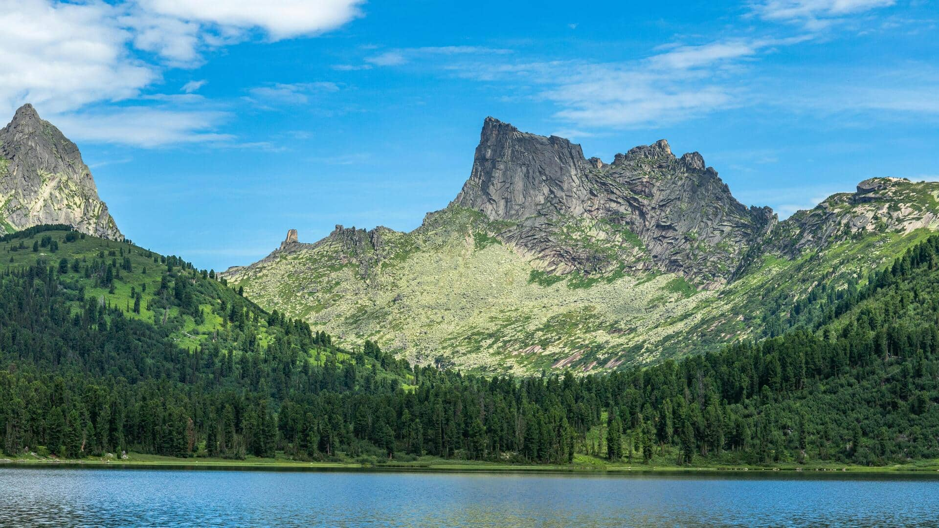 Menjelajahi Puncak Bersalju di Pegunungan Sayan, Siberia