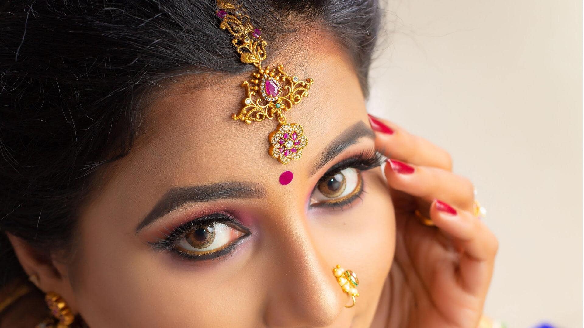 Gaya Bindi besar yang serbaguna di India