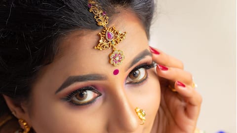 Gaya Bindi besar yang serbaguna di India