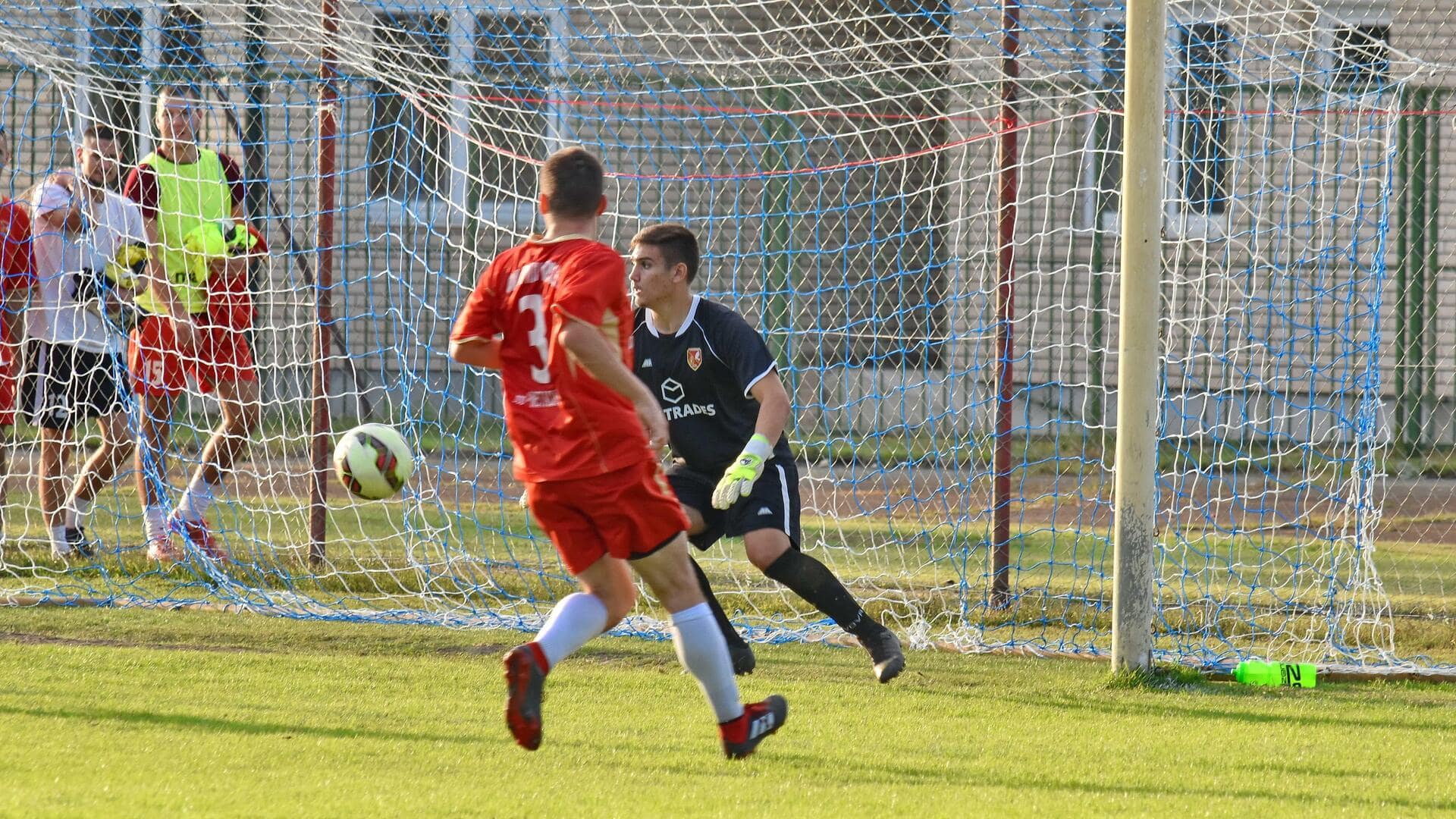 Mengapa cat gawang sepak bola lebih penting dari yang Anda kira?