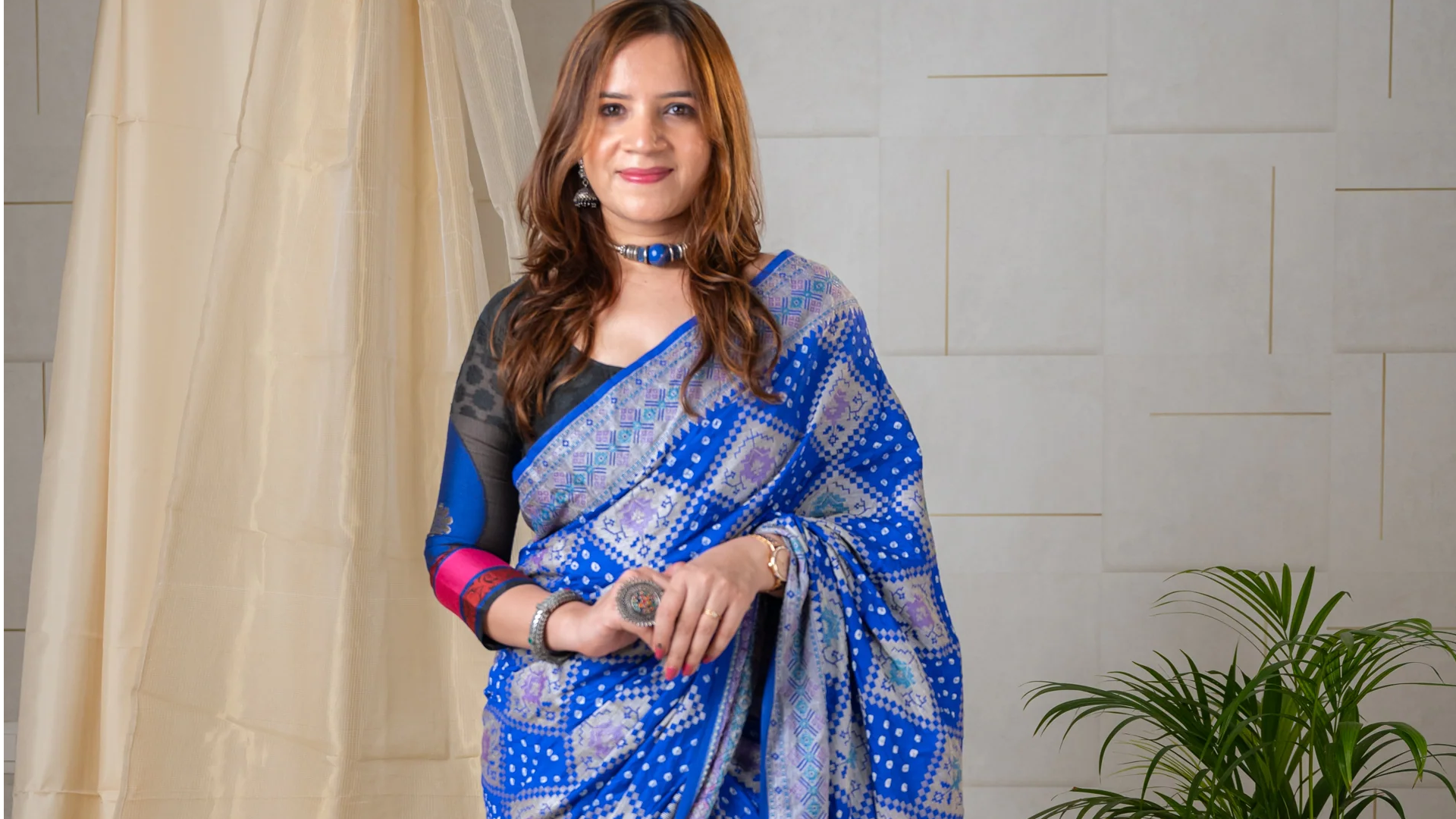 Tambahkan sentuhan elegan dengan saree Bandhani