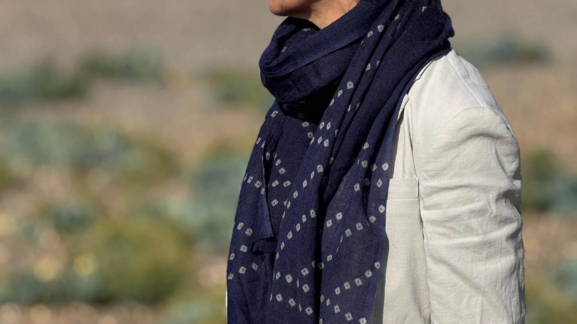 Elegansi dengan syal Bandhani yang berwarna-warni