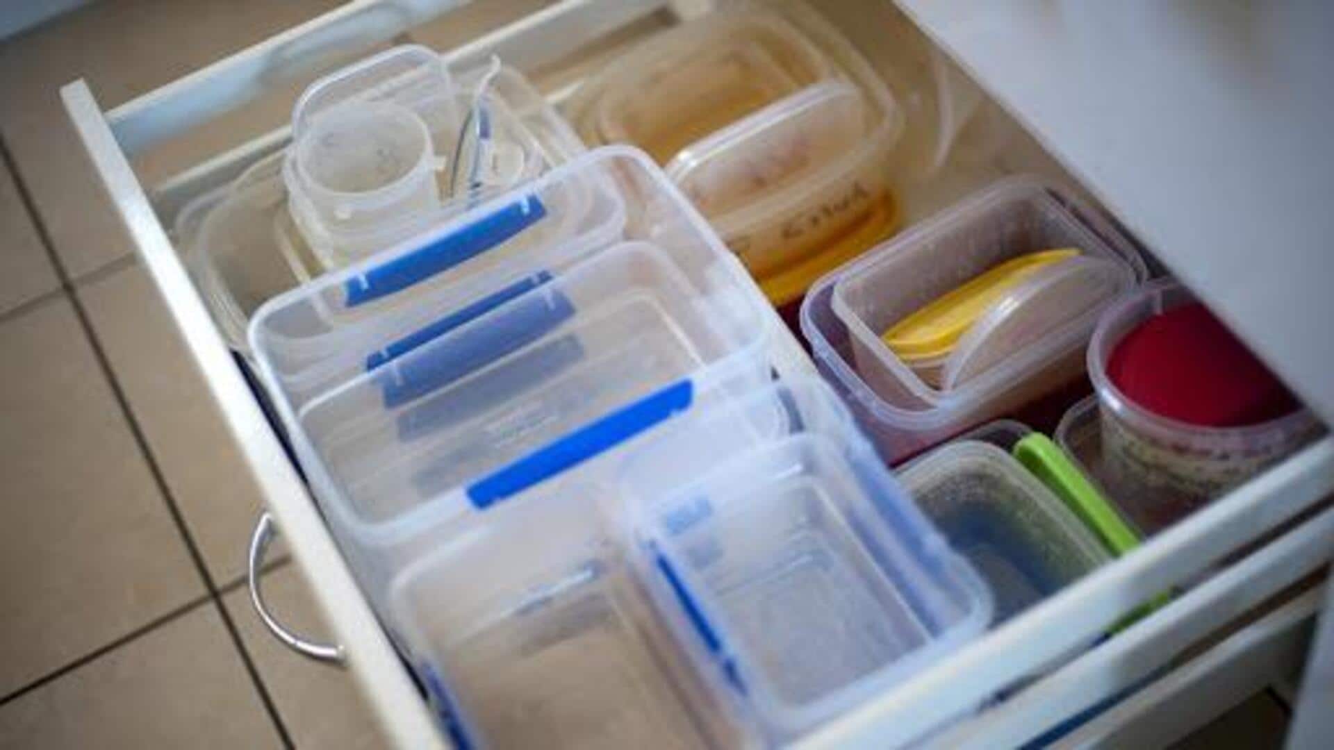 Cara menghilangkan bau tak sedap dari wadah plastik