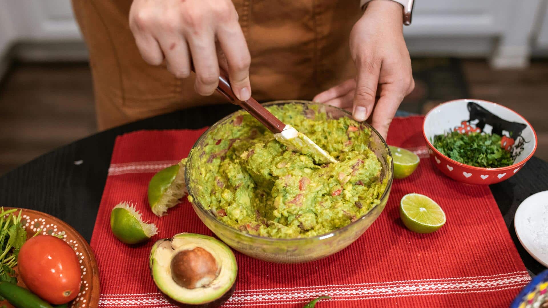 Sajikan guacamole dengan tampilan spektakuler Sajikan guacamole dengan tampilan spektakuler