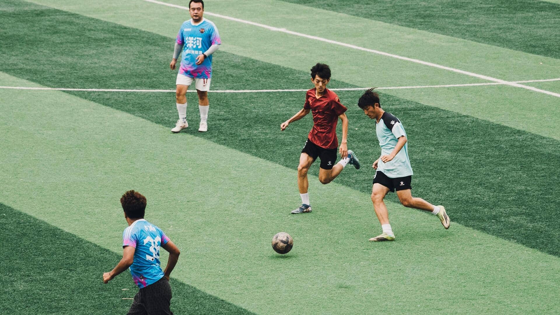 Mengapa lapangan sepak bola memiliki pola rumput berbeda?
