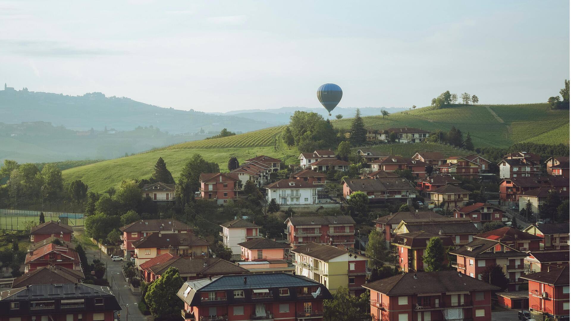Menikmati Kebun Anggur dan Pedesaan Barolo, Italia