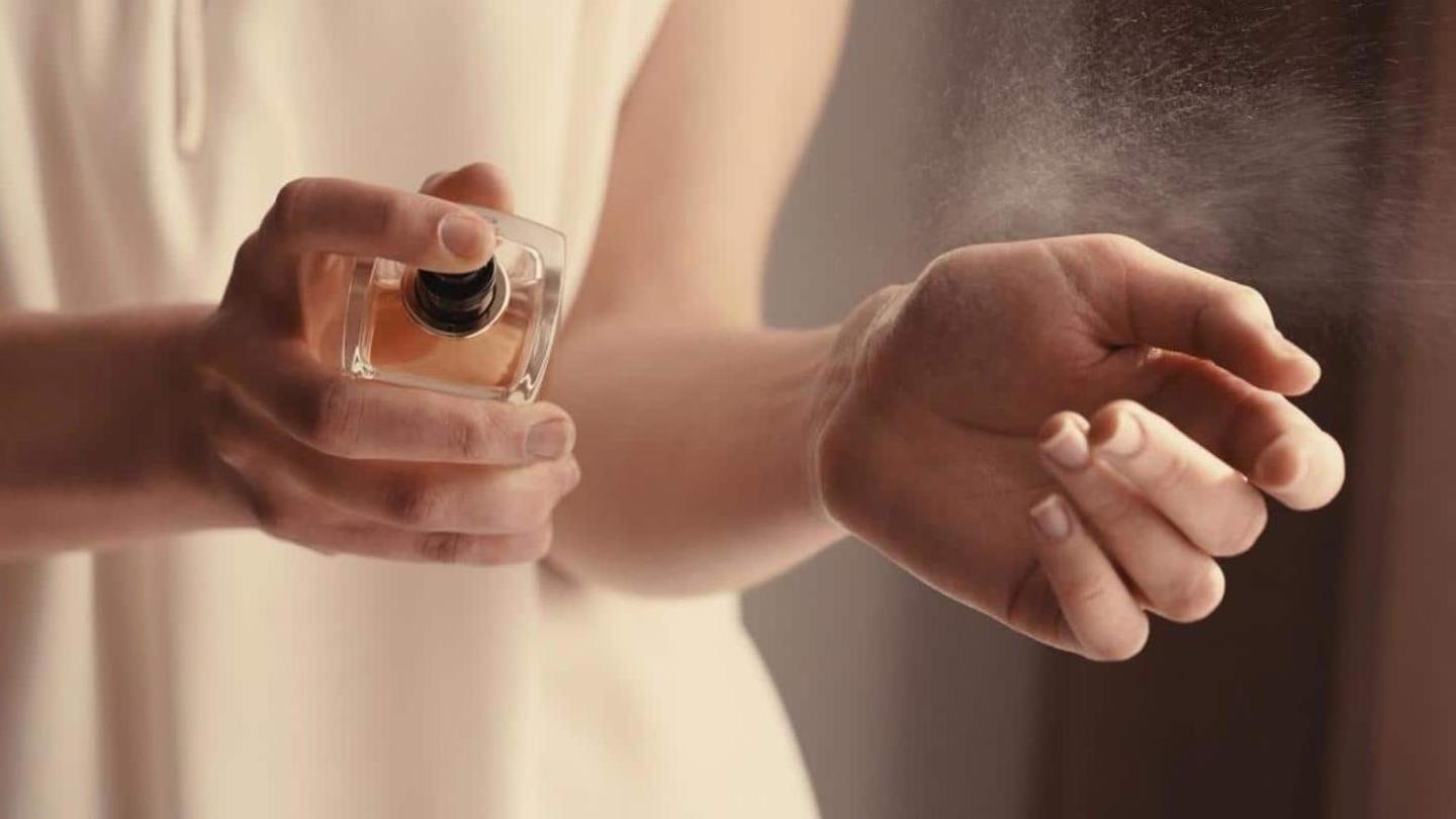 Parfum biasanya diaplikasikan ke pakaian, bukan kulit Parfum biasanya diaplikasikan ke pakaian, bukan kulit