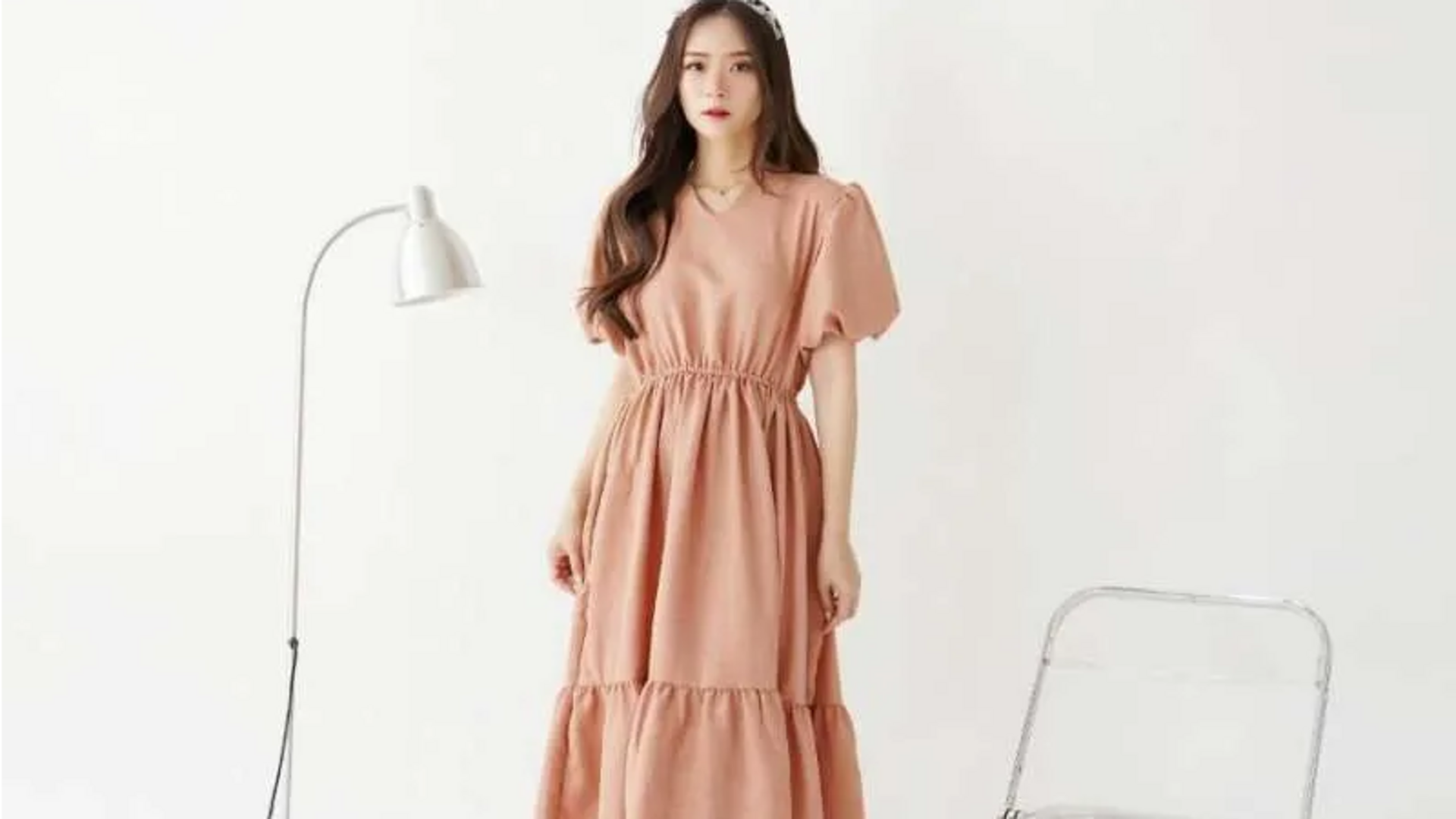 Gaya musim dingin dengan gaun midi berlapis