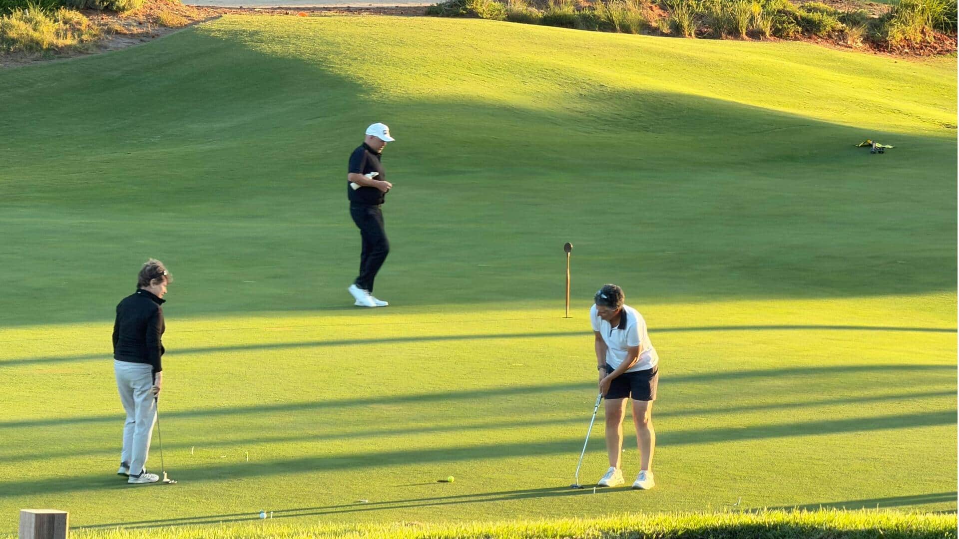 Mengapa kecepatan permukaan lapangan golf berbeda?