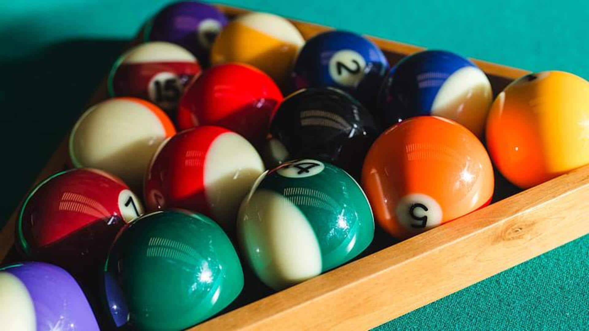 Mengapa bola snooker berbeda warna?