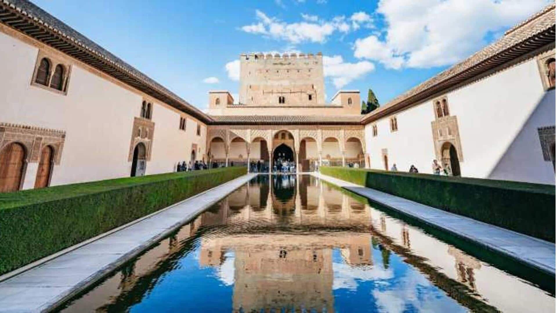 Lakukan perjalanan melintasi keajaiban arsitektur Granada, Spanyol