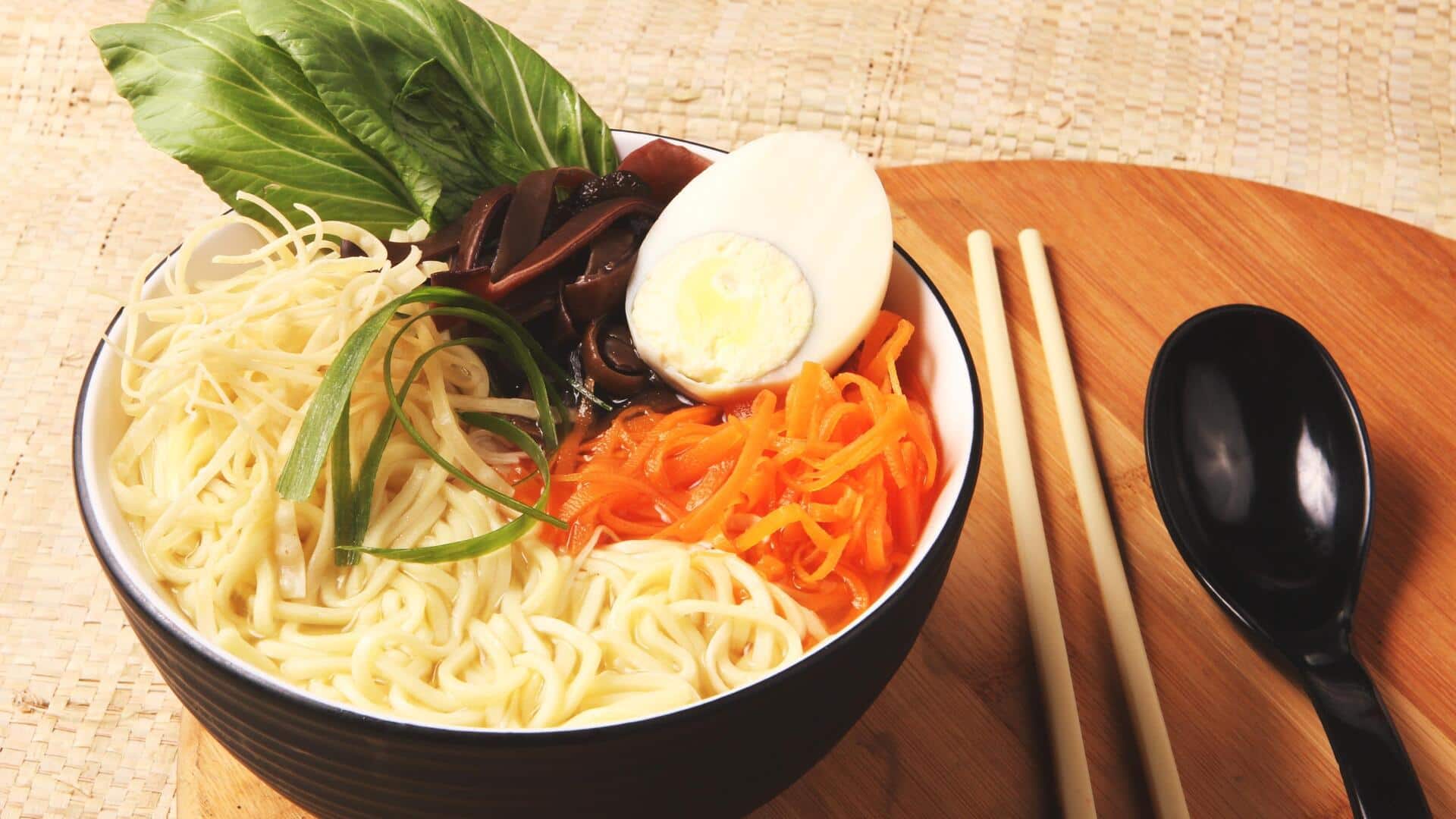 Tingkatkan ramen dengan topping wortel dan bayam kreatif Tingkatkan ramen dengan topping wortel dan bayam kreatif