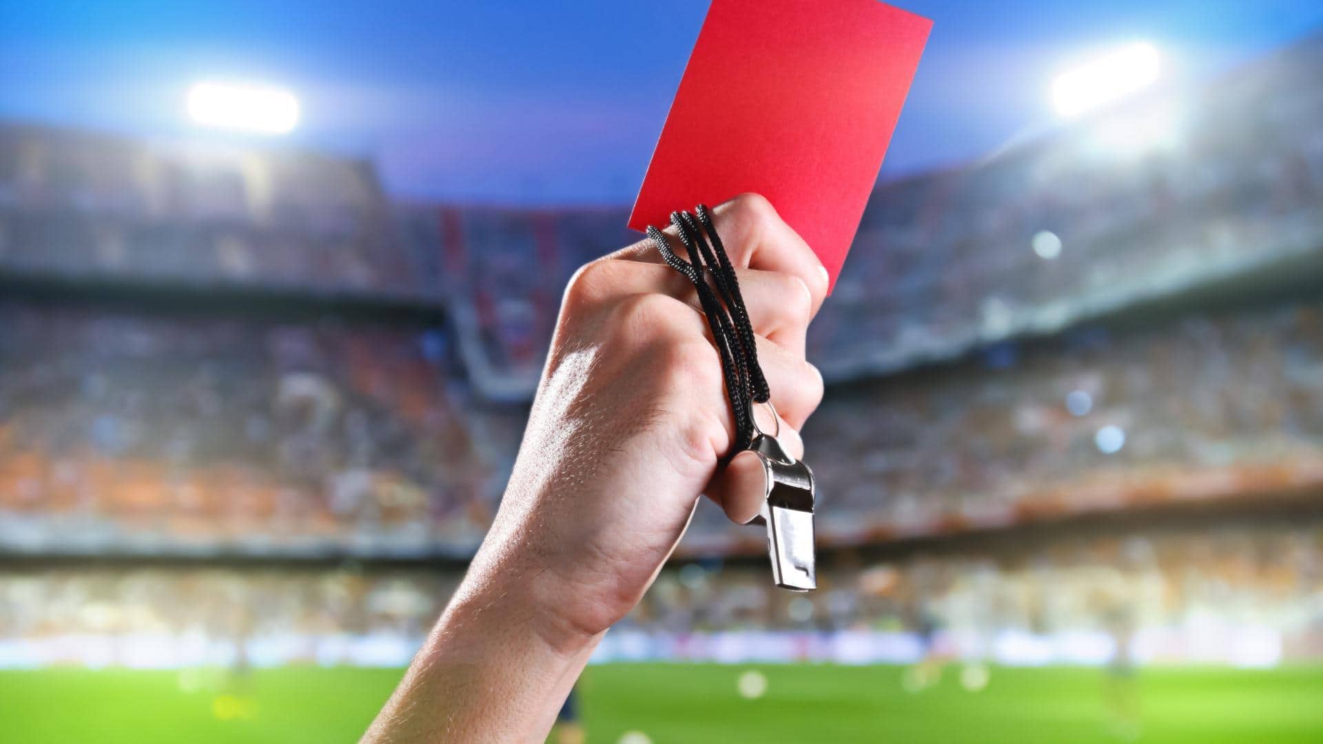 Mengapa wasit dalam semua olahraga memakai peluit?