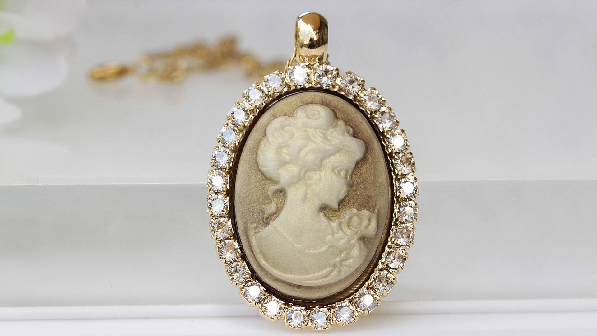 Lima cara memakai perhiasan cameo vintage di musim dingin India