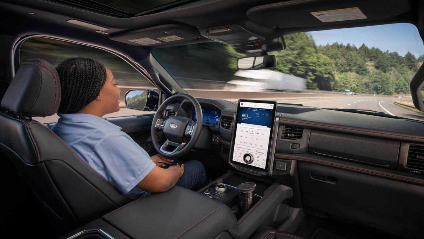 Kendaraan mendapat sunroof dan sistem audio 22 speaker Kendaraan mendapat sunroof dan sistem audio 22 speaker