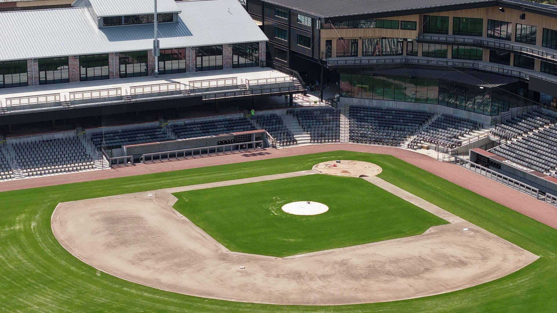 Mengapa lapangan baseball memiliki bentuk unik?