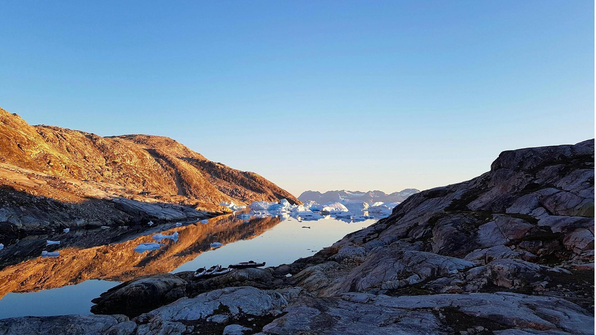 Menjelajahi Keindahan Fjord di Greenland Timur