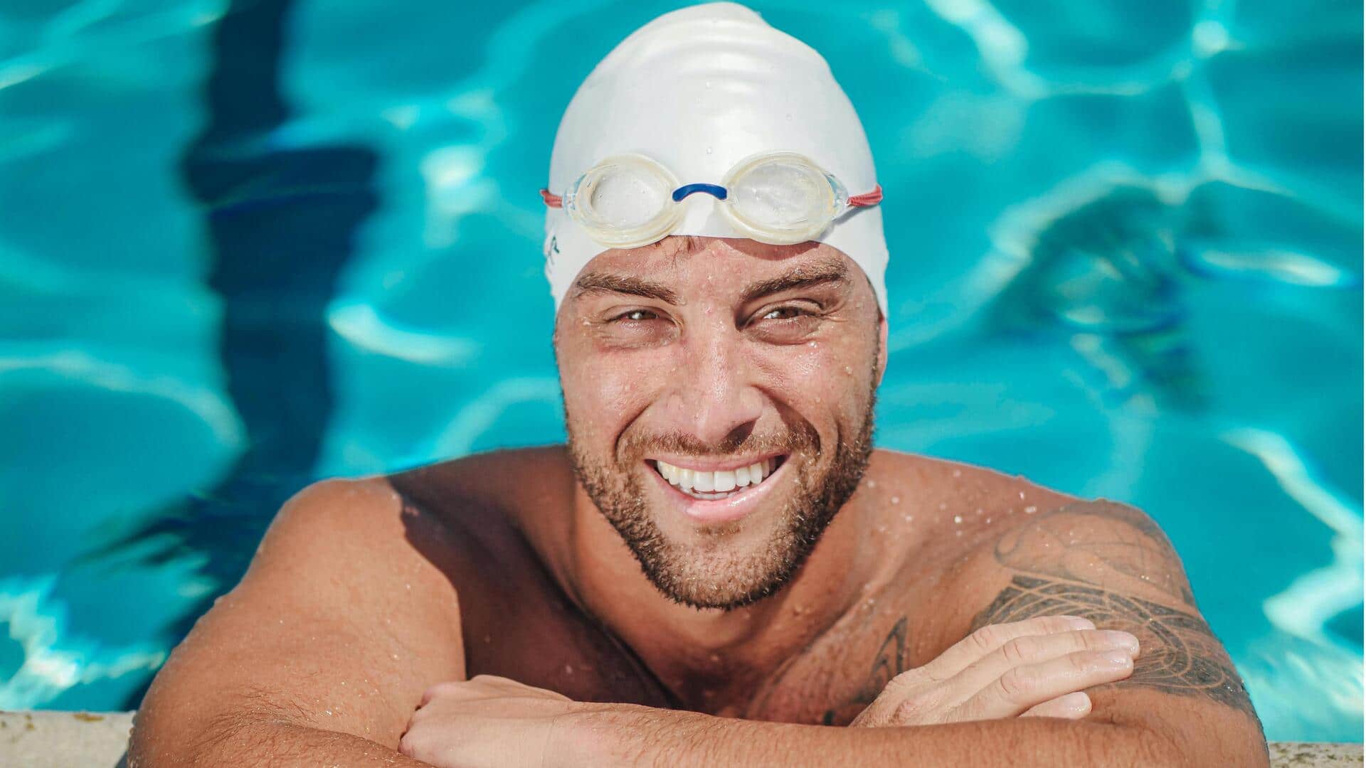 Kebiasaan memakai topi renang di atas telinga dalam perlombaan