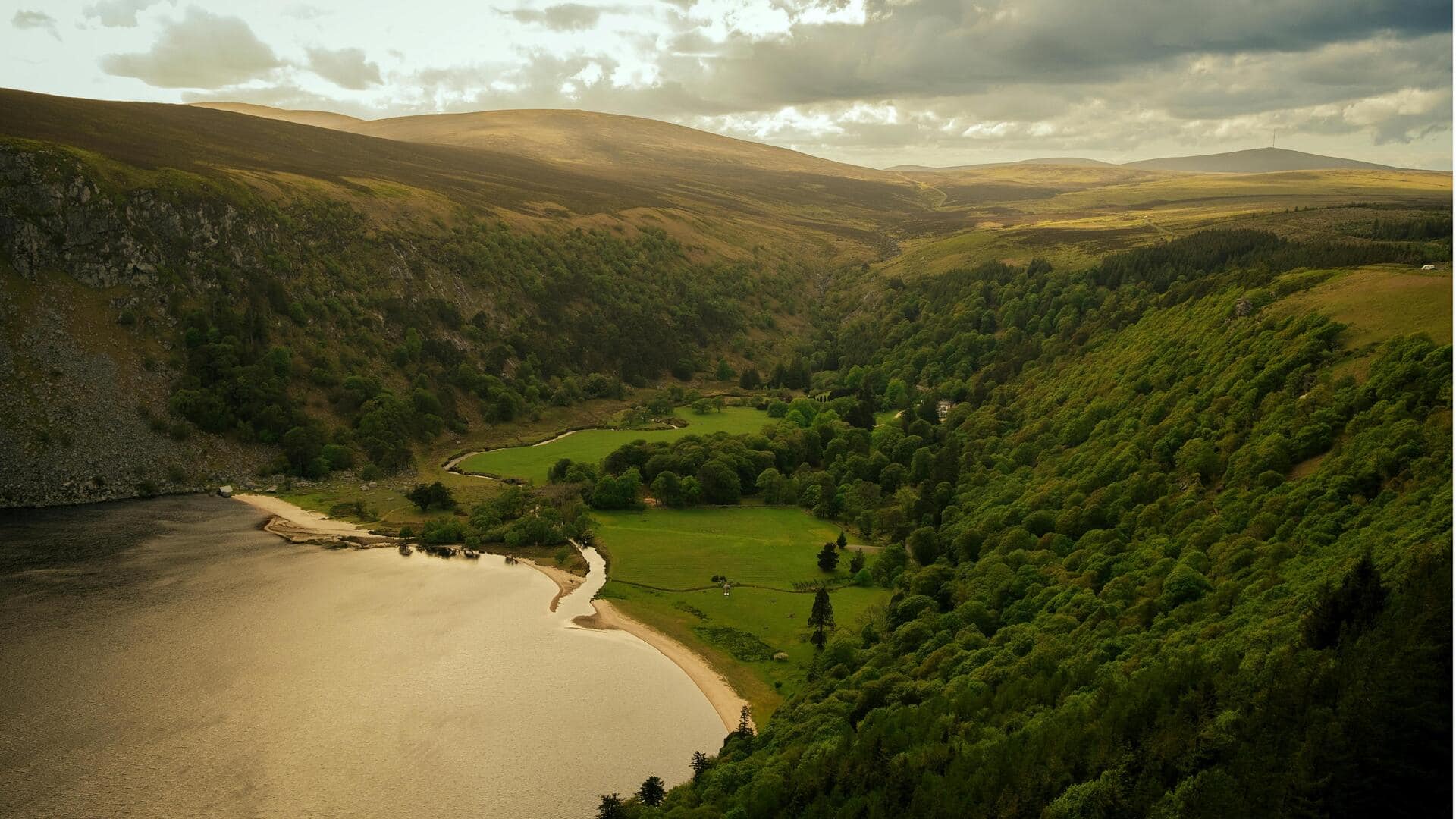 Menjelajahi Keindahan Pegunungan Wicklow, Irlandia