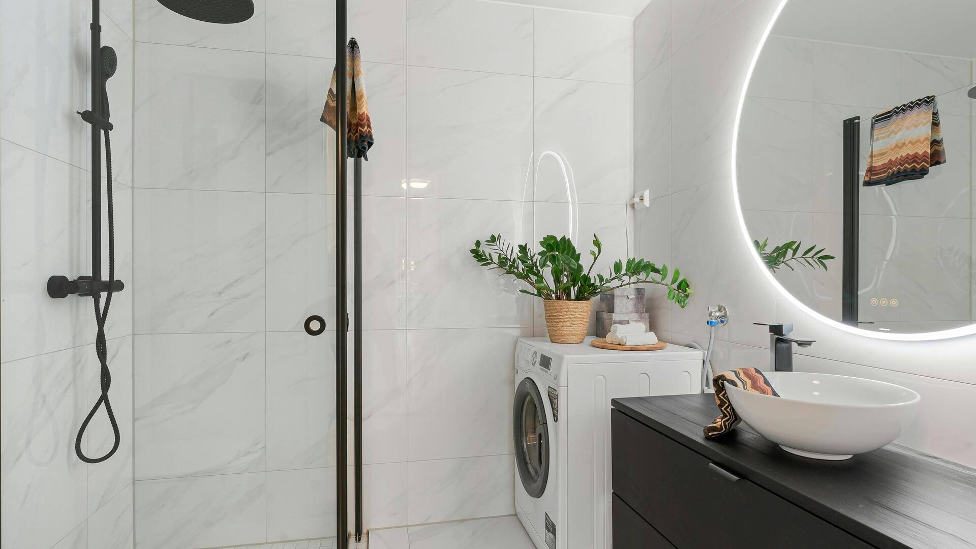 Menghidupkan kembali kamar mandi dengan lima penghemat ruang minimalis