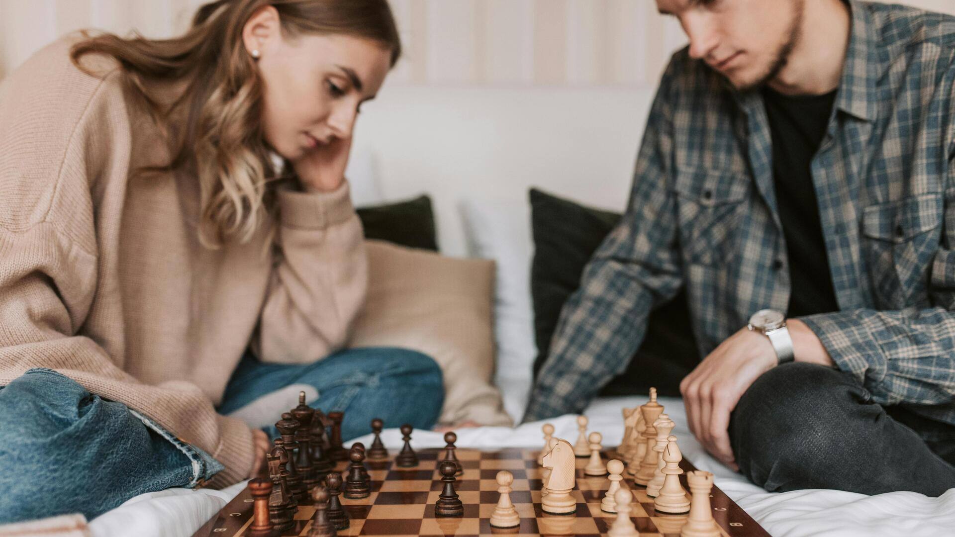 Mengapa pemain catur menatap kosong?