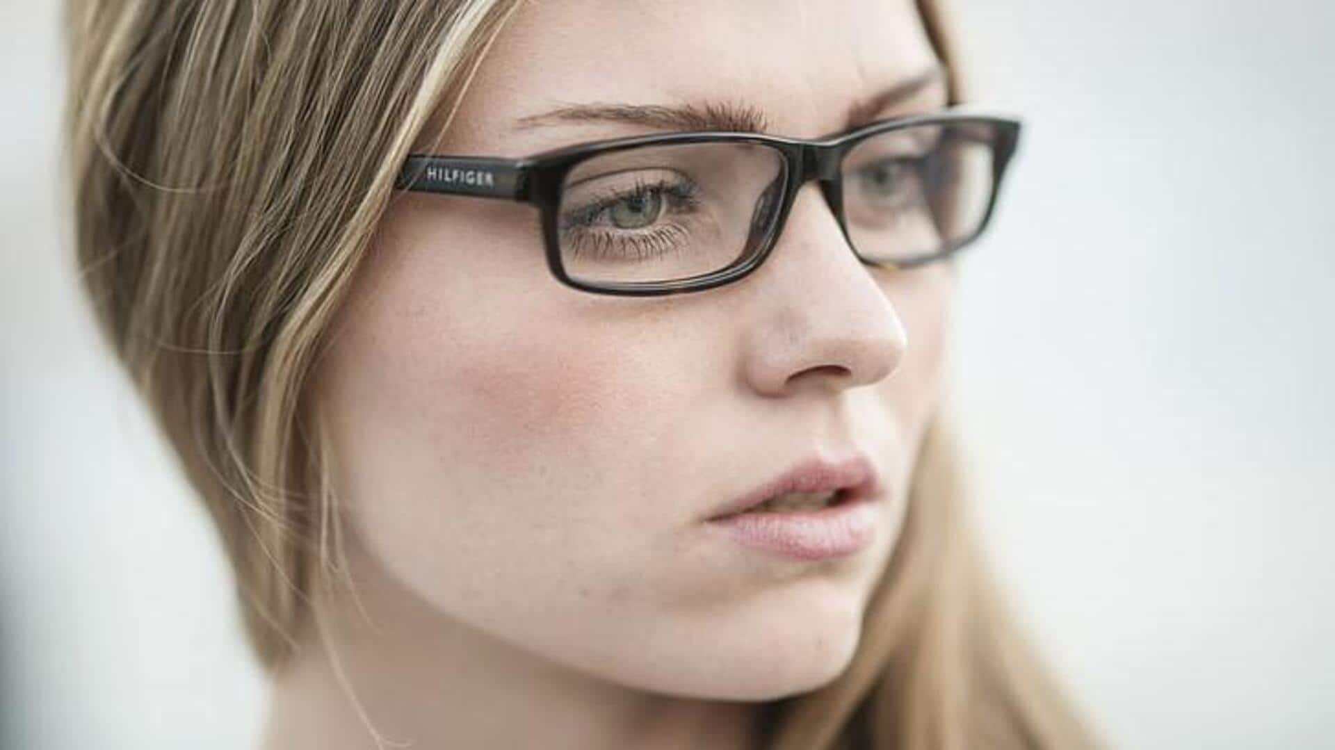 Gaya kacamata abadi untuk berbagai bentuk wajah