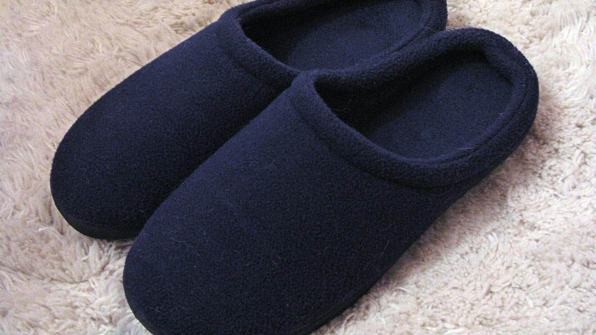 Sepatu yang melengkapi busana tradisional Indonesia Sepatu yang melengkapi busana tradisional Indonesia