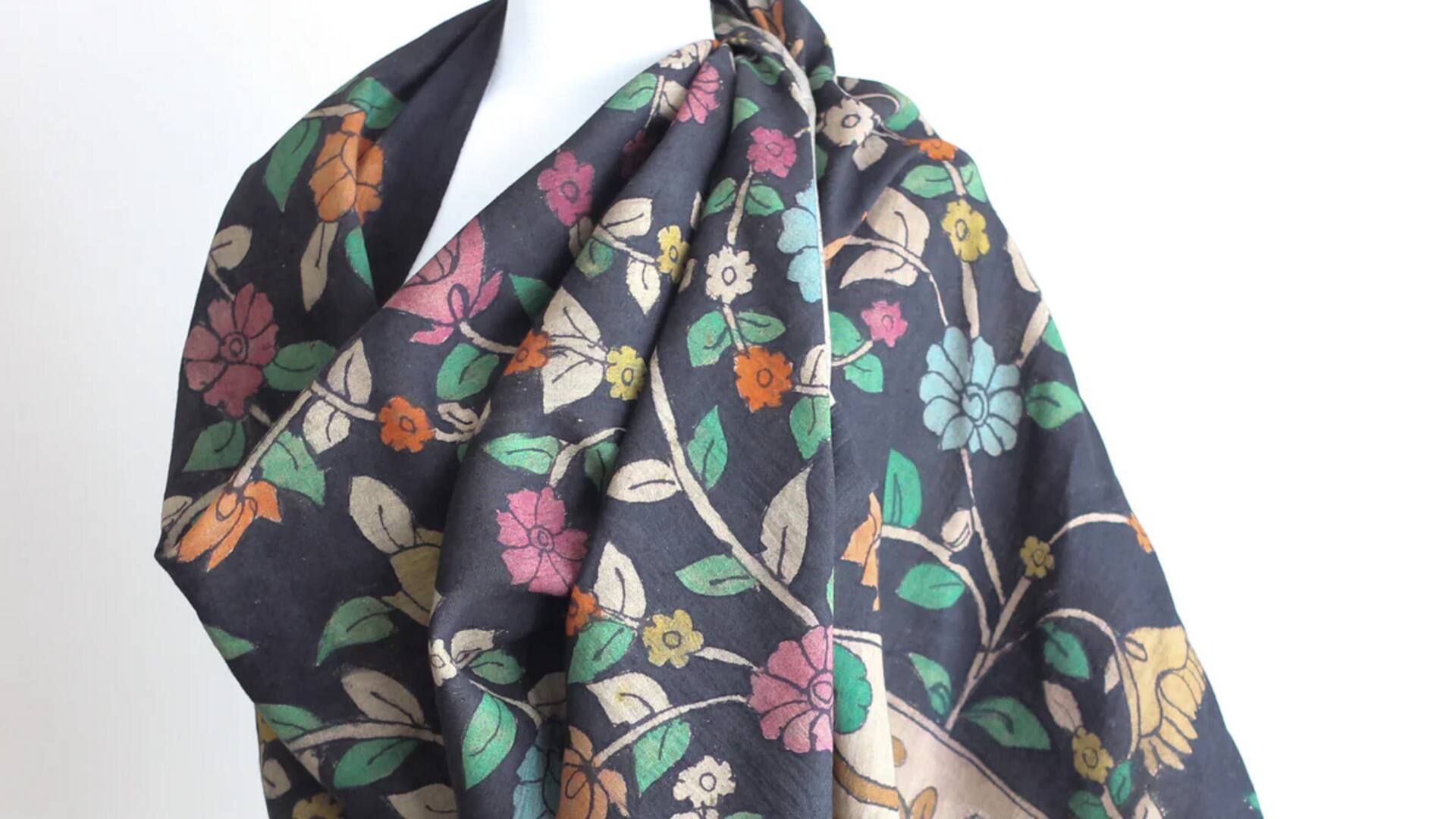 Menggunakan syal etnik untuk gaya musim dingin berwarna-warni