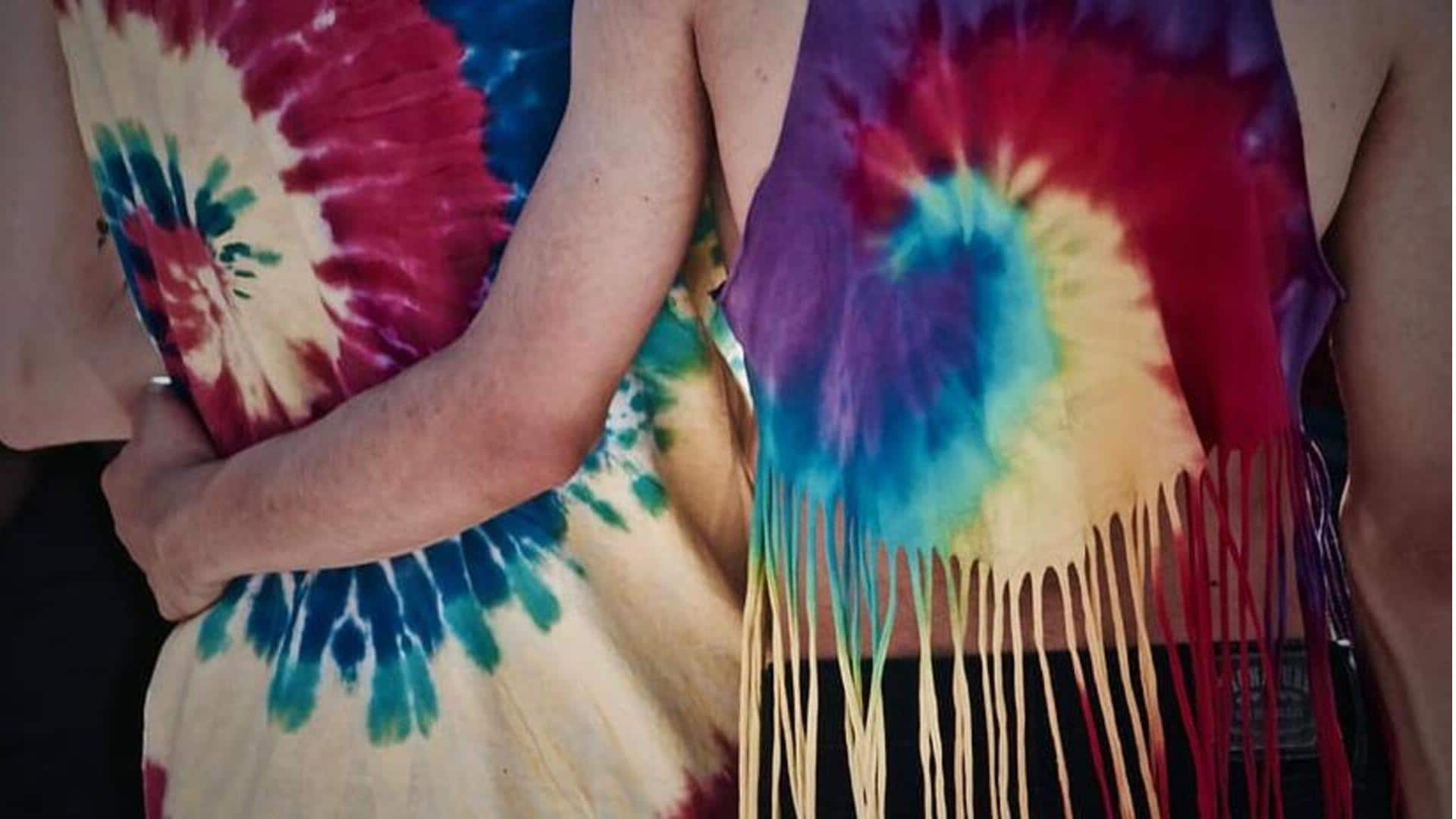 Cara memadukan busana tie-dye ke dalam lemari pakaian Anda