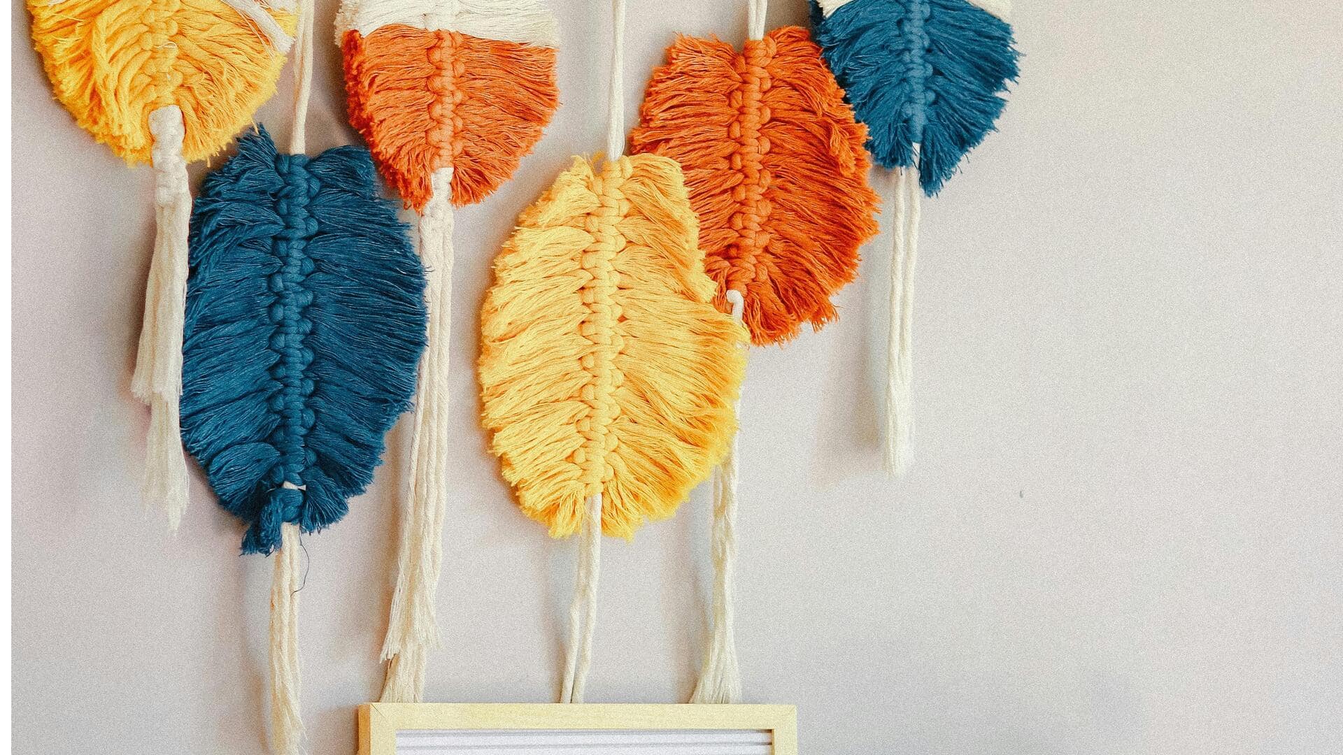 Hiasan dinding berwarna-warni untuk menghidupkan kembali furnitur lama