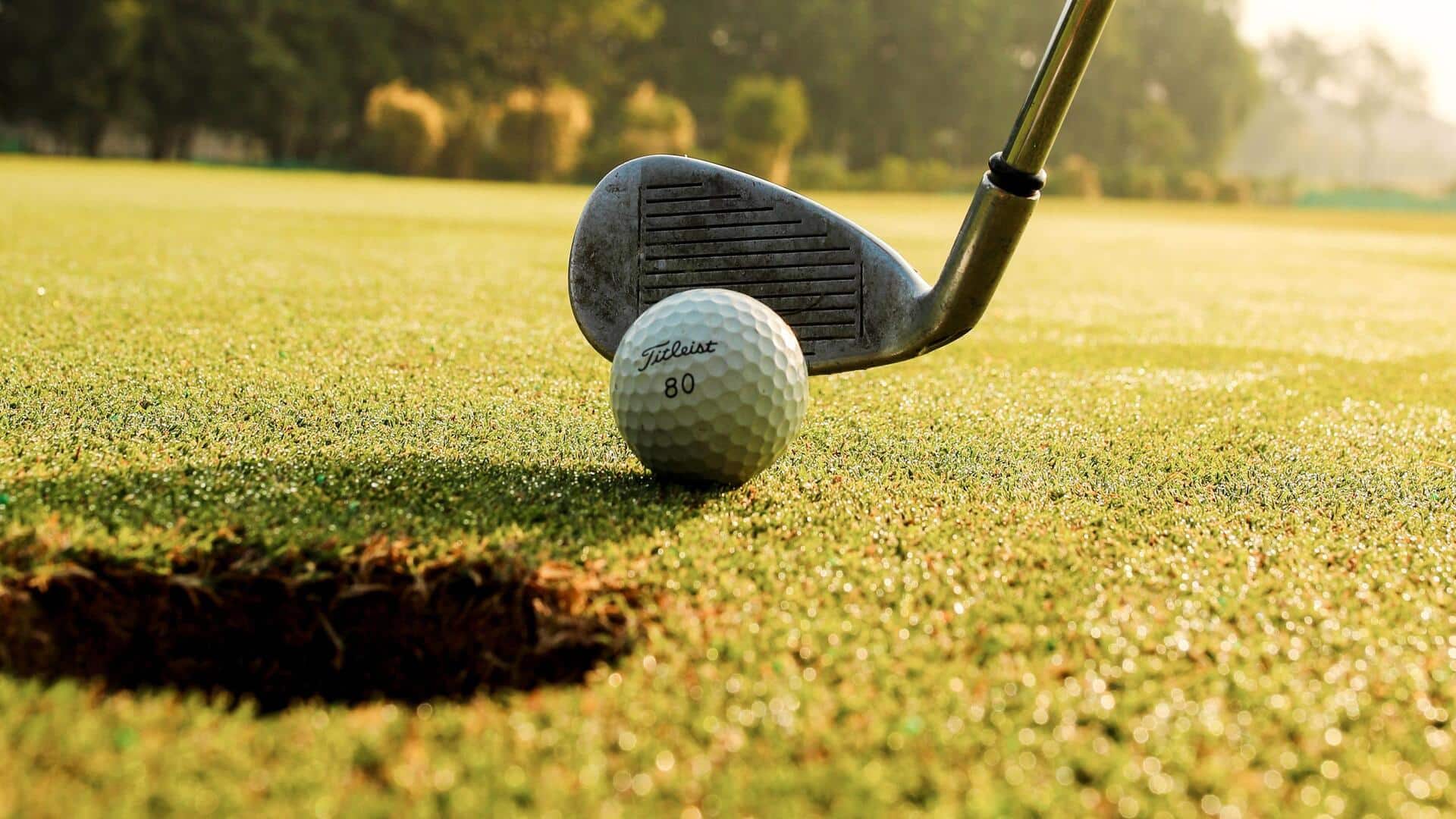 Mengapa pegolf mengganti divot di lapangan?