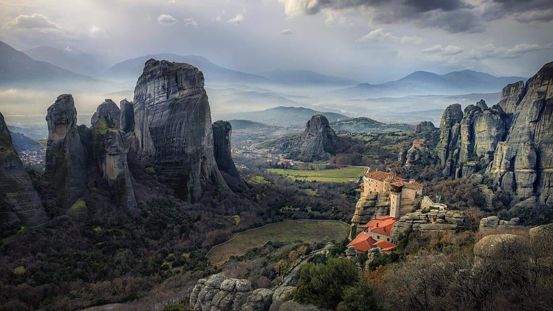 Mengagumi Keindahan Meteora di Yunani