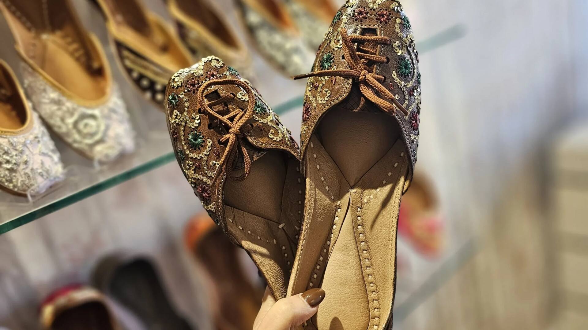 Sepatu India yang wajib dimiliki di perayaan musim gugur