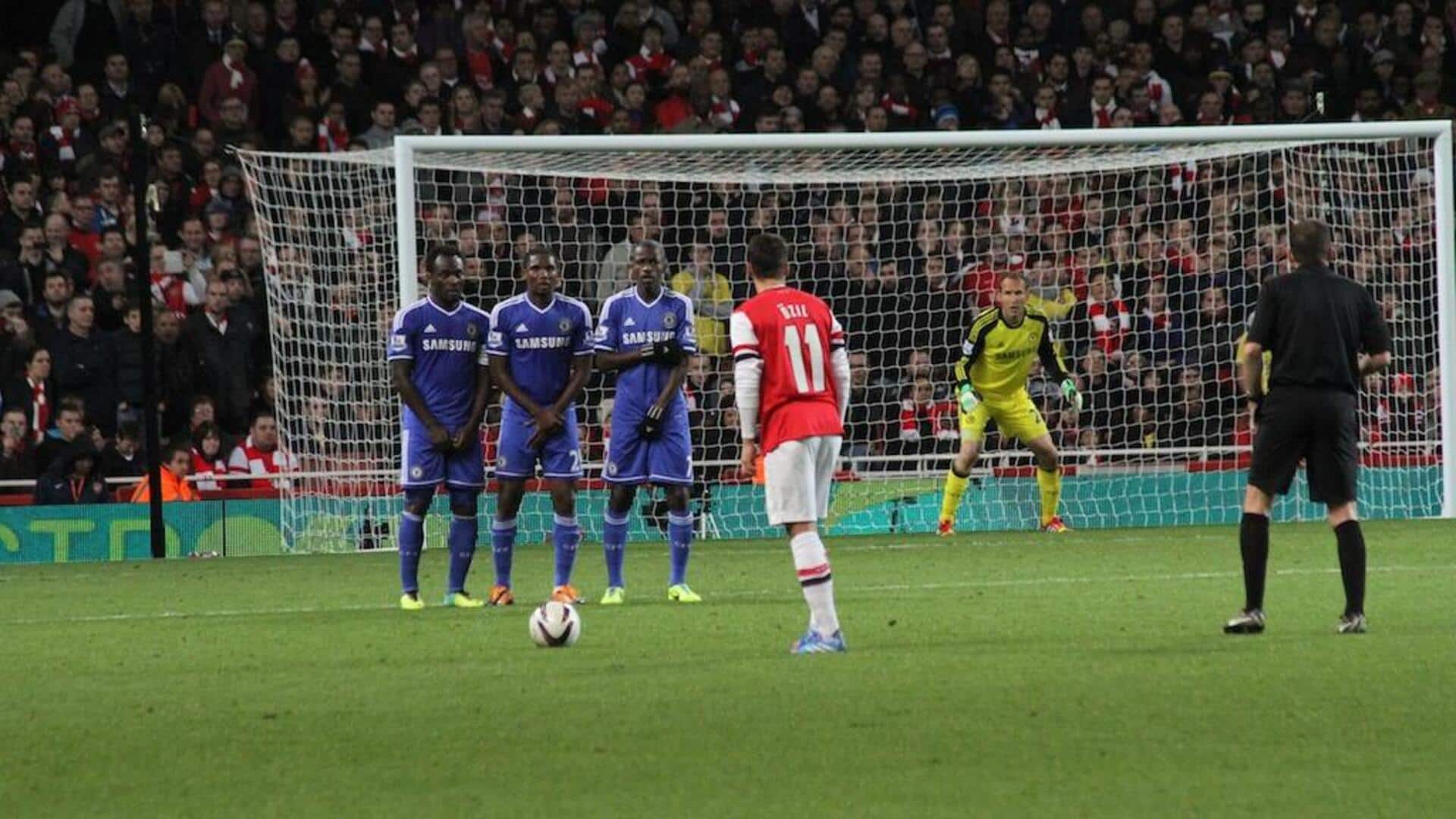 Mengapa pemain sepak bola membentuk tembok manusia saat tendangan bebas?