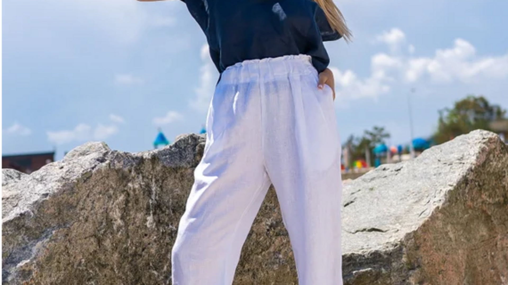 Memadukan celana linen dengan blus tradisional India