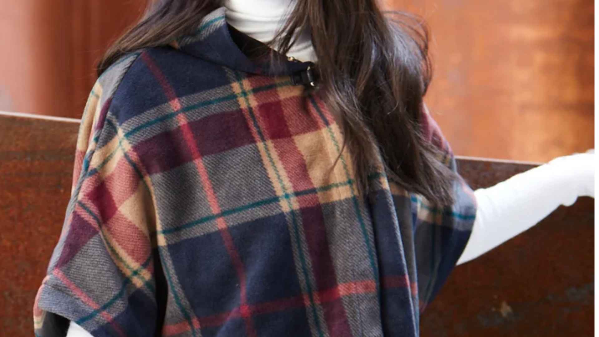 Gaya abadi: Lima ide pakaian ponco kotak-kotak musim dingin