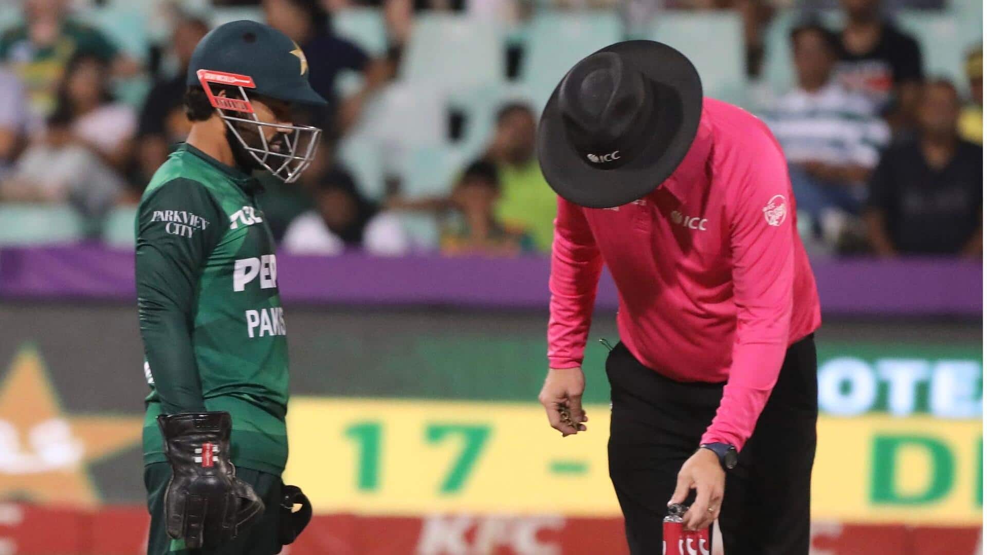 Mengapa wasit kriket mengangkat tangan untuk Wide?