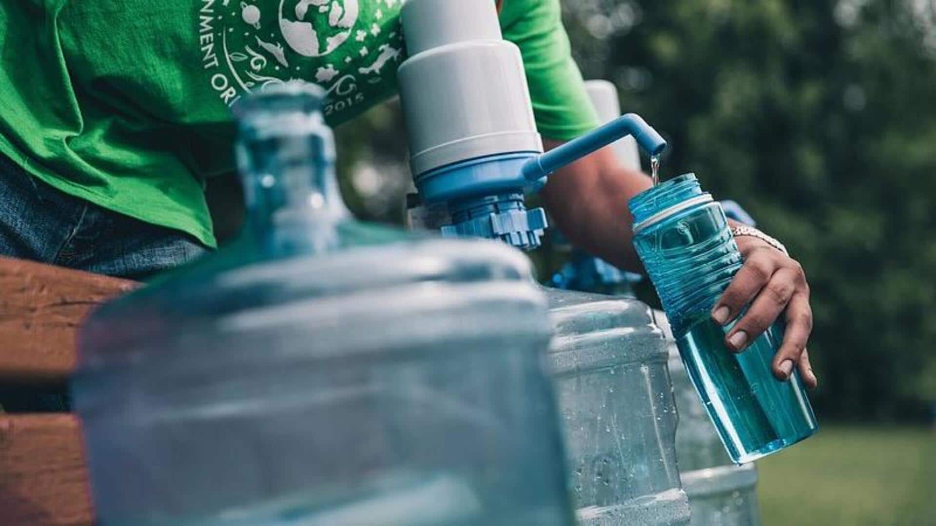 Cara efektif membersihkan botol air minum yang dapat digunakan kembali