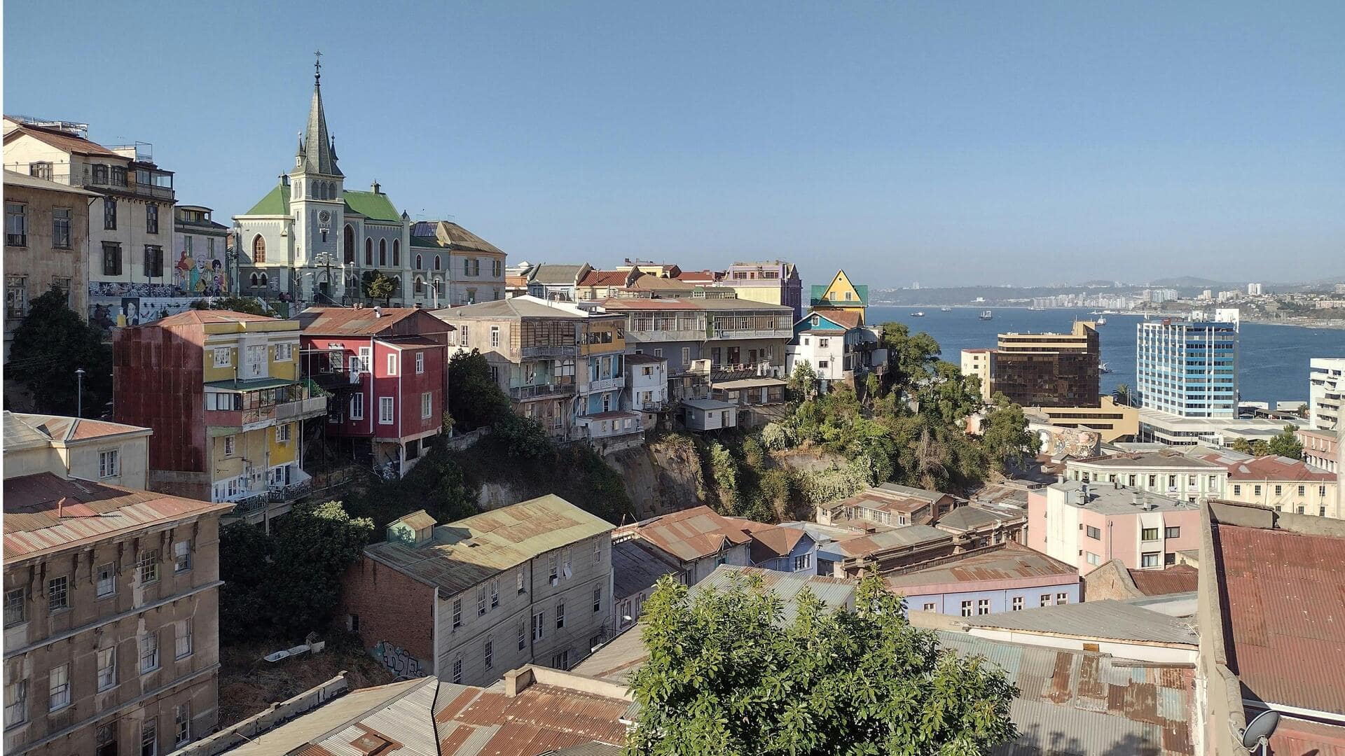 Menemukan Seni Jalanan Berwarna di Valparaiso