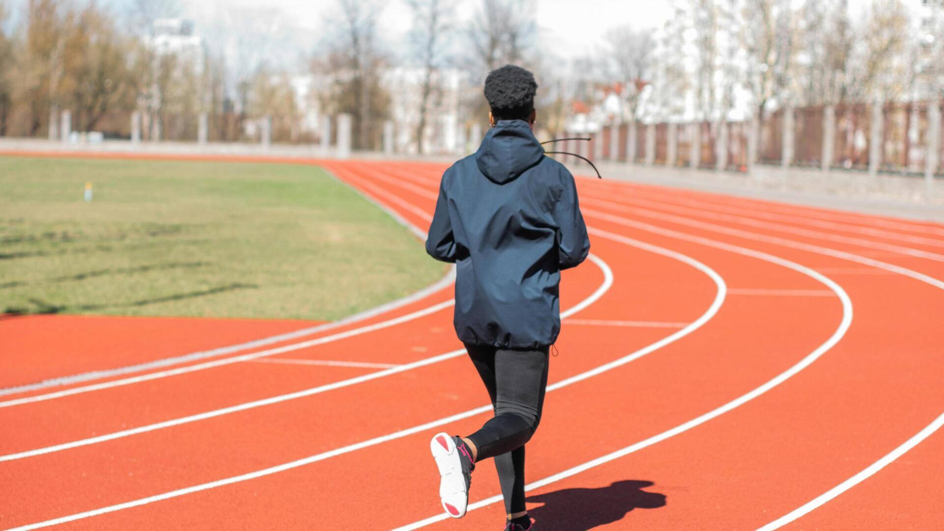 Mengapa acara olahraga menggunakan jam hitung mundur untuk ketegangan?